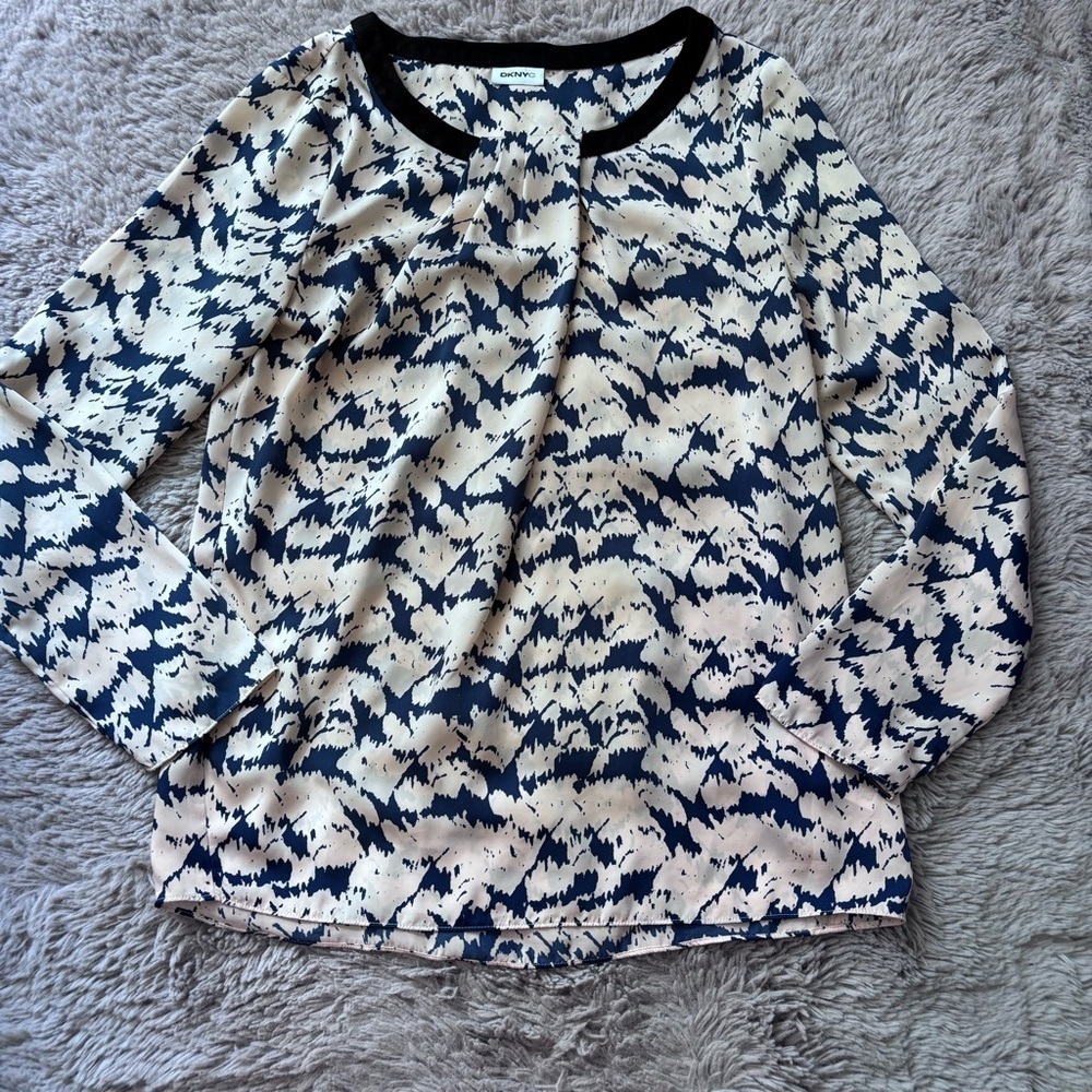 ⭐️⭐️⭐️DKNYC blue and cream abstract print blouse size Small